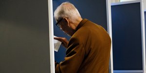 Ηλικιωμένος στην κάλπη