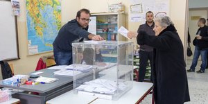 Μια ηλικιωμένη ρίχνει τη ψήφο της στην κάλπη, στις εκλογές του 2015
