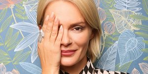 Η Ελενα Χριστοπούλου φοράει καρό πουκάμισο και κλείνει το ένα της μάτι