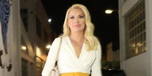 Η Ελένη Μενεγάκη με λευκό πουκάμισο