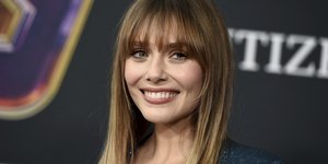 Η Ελίζαμπεθ Ολσεν χαμογελάει και έχει αφέλειες