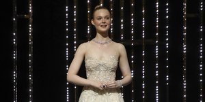 Η Ελ Φάνινγκ με νυφικό περπατά χαμογελαστή