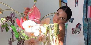 Η Εμιλι Ραταϊκόφσκι αγκαλιά με λουλούδια