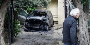 Το απανθρακωμένο αυτοκίνητο της δημοσιογράφου Μίνας Καραμήτρου
