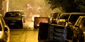 Κάδοι στήθηκαν ως οδοφράγματα στα Εξάρχεια