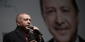 Ο Ρετζέπ Ταγίπ Ερντογάν με μικρόφωνο