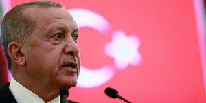 Ο Τούρκος πρόεδρος Ερντογάν σε ομιλία του με φόντο τη σημαία της Τουρκίας