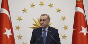 Ο Ταγίπ Ερντογάν μπροστά σε τουρκικές σημαίες