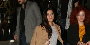 Η Ευαγγελία Συριοπούλου κατεβαίνει τα σκαλιά και κοιτάει