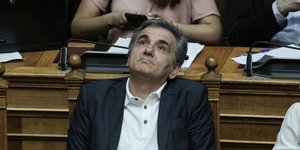 Ο Ευκλείδης Τσακαλώτος στα έδρανα της κυβέρνησης της Βουλής