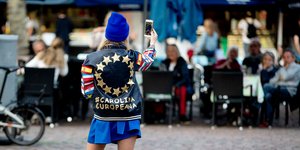 Κορίτσι με μπουφάν με τα αστέρια της ενωμένης Ευρώπης βγάζει selfie