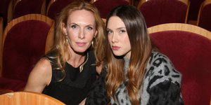 Η Εβελίνα Παπούλια με την κόρη της Αφροδίτη Λιάντου καθισμένες σε καρέκλες θεάτρου