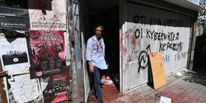 Επίθεση με πέτρες και μπογιές στα γραφεία του ΣΥΡΙΖΑ στα Εξάρχεια
