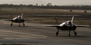 Αεροπλάνα τύπου F35 προσγειώνονται σε αεροδιάδρομο στην Κύπρο