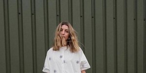 Γυναίκα με φαρδύ φόρεμα, στιλ