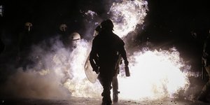 ΜΑΤ και φωτιές από βόμβες μολότοφ