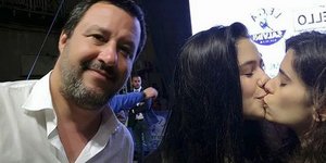 Η viral φωτογραφία με το φιλί των δύο γυναικών