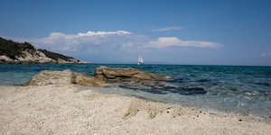 Τα γαλάζια νερά σε παραλία της Χαλκιδικής