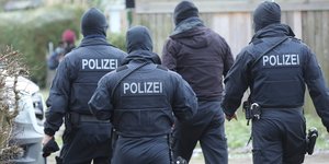 Ανδρες της γερμανική αστυνομίας με κουκούλες