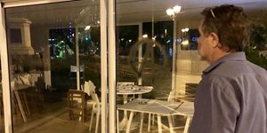 Ο Παύλος Γερουλάνος στο βανδαλισμένο εκλογικό κέντρο του Μπακογιάννη