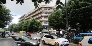 Κοπέλα απειλεί να πέσει από ταράτσα πολυκατοικίας στα Γιάννενα