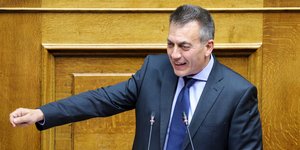 Ο Γιάννης Βρούτσης στο βήμα της βουλής