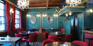 Το εσωτερικό του wine bar «Gigifioggos» στο Περιστέρι