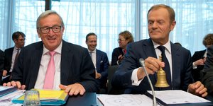 Ο απερχόμενος πρόεδρος της Κομισιόν Ζαν Κλoντ Γιούνκερ (αριστερά) και ο πρόεδρος του Ευρωκοινοβουλίου Ντόναλντ Τουσκ