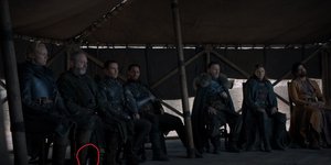 Σκηνή από το τελευταίο επεισόδιο του GOT όπου φαίνεται μπουκάλι με νερό