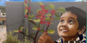 Το γκράφιτι σε σχολείο της Ραφήνας που αφιερώθηκε στους νεκρούς στο Μάτι