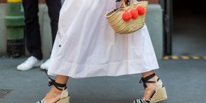 Γυναίκα με λευκό φόρεμα και πλατφόρμες