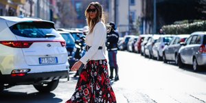 Γυναίκα με πολύχρωμο φόρεμα και σακάκι