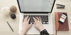 Γυναικεία χέρια πληκτρολογούν σε υπολογιστή