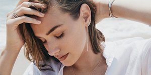 Γυναίκα με λευκό πουκάμισο