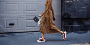 Γυναίκα με λεοπάρ φόρεμα και sneakers