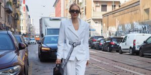 Γυναίκα με λευκά