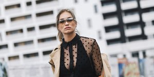 Γυναίκα με μαύρο διάφανο φόρεμα