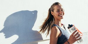 Ξανθιά γυναίκα με αθλητικά ρούχα 