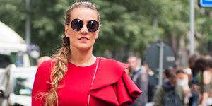 Γυναίκα με κόκκινη φόρμα