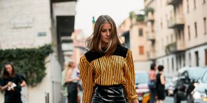 Γυναίκα με μίνι φούστα