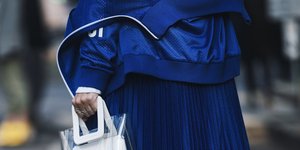 Γυναίκα με μπλε φούστα και αθλητικά