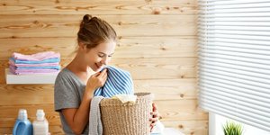 Γυναίκα μυρίζει φρεσκοπλυμένα ρούχα