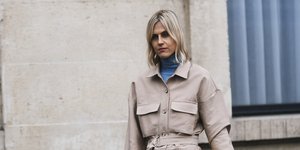 Γυναίκα με ολόσωμη φόρμα