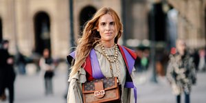 Γυναίκα με μπεζ σύνολο και κοσμήματα