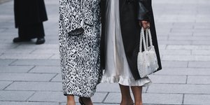 Γυναίκες στον φακό φορώντας πανωφόρια και φλατ παπούτσια 