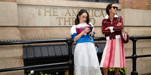 Γυναίκες με μίντι φούστες