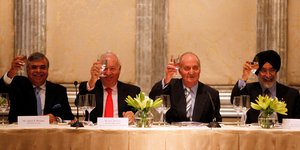 Ο Βασιλιάς της Ισπανίας Χουαν Κάρλος (δεύτερος δεξιά) σε μια πρόποση με τον πρόεδρο της Hinduja Group, Ασόκ Χιντούντζα (αριστερά)