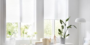 Σαλόνι με λευκά στόρια και διασκόσμηση