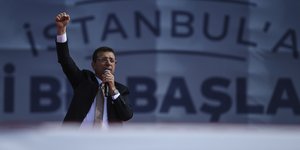 Ο Εκρέμ Ιμάμογλου με σηκωμένη γροθιά