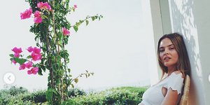 Ιωάννα Ντεντή με μαγιό σε καρέκλα